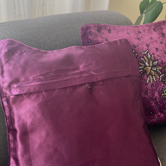 Set of two velvet cushion covers with hand embroidery - Picture 3 of 3